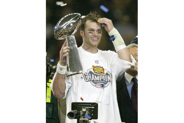 Noch im selben Jahr führt Brady die Patriots durch ein 20:17 über die St. Louis Rams zum ersten Super-Bowl-Sieg der Franchis...