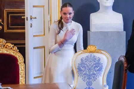 Prinzessin Ingrid Alexandra bei einer Kabinettssitzung im Palast. Prinzessin Ingrid Alexandra bei einer Kabinettssitzung im Palast.