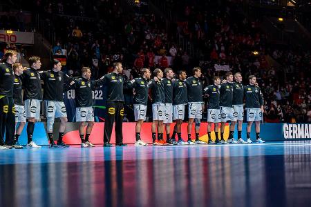 Trotz des Corona-Chaos mit zahlreichen positiven Tests zog die deutsche Handball-Nationalmannschaft mit drei Siegen in die H...