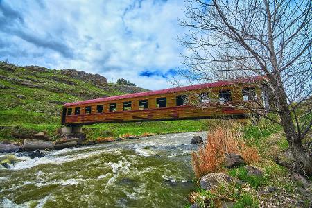 Chris McNab Wracks Eisenbahn als Brücke