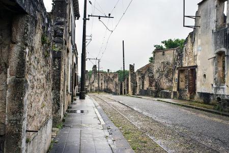 Während des Zweiten Weltkriegs tötete die Waffen-SS nahezu alle Einwohner des französischen Dorfes Oradour-sur-Glane. Nach d...