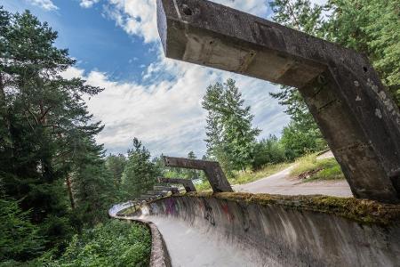 Auch die einst berüchtigte Rennrodel-Bahn schlängelt sich heute durch ein Waldstück und scheint nur darauf zu warten, endlic...