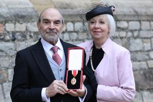 Prinz William schlägt Poirot-Darsteller David Suchet zum Ritter