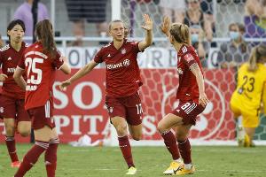 Bayern-Frauen in Allianz Arena: Für Kahn "ein Meilenstein"