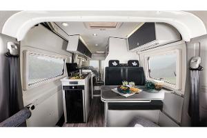 Renault-Camper in markantem Metallic-Schwarz