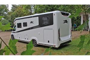 Design-Camper mit Holzdusche und Weinregal
