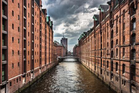 Die Hamburger Speicherstadt zählt fraglos zu den schönsten Ecken der Hansestadt. Der riesige Lagerhauskomplex in der Nähe de...