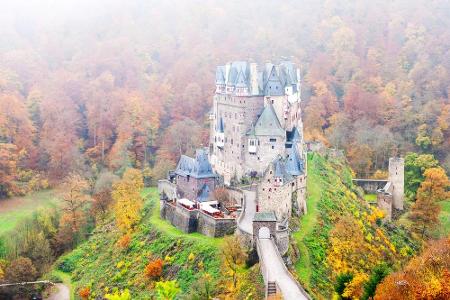 Weitaus unbekannter ist die kleine Mittelalter-Burg Eltz nahe der Gemeinde Wierschem in Rheinland-Pfalz. Ihre exponierte Lag...