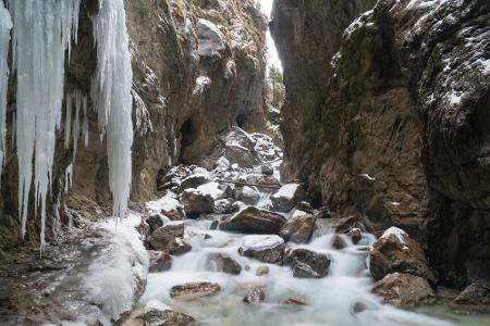 Die Partnachklamm nahe Garmisch-Partenkirchen (Bayern) ist ein fast schon unwirklicher Ort. Der scheinbar harmlose Wildbach ...