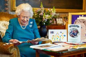 Queen Elizabeth II. studiert das "Rezept für eine perfekte Königin"