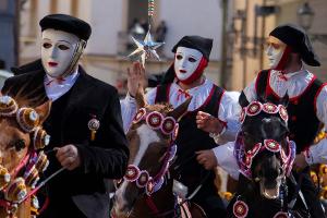 Sardinien im Winter: Windsurfen, Wellenreiten und Karneval feiern