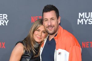 Jennifer Aniston und Adam Sandler grüßen vom "Murder Mystery 2"-Set