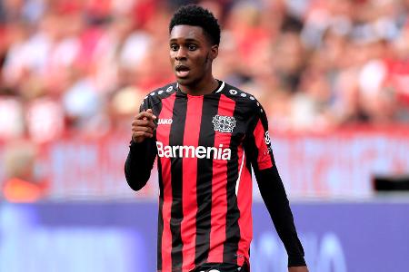 Startete am Ball nervös in die Partie und leistete sich einige leichte Fehler. Netzte obendrein beim 1:1 unglücklich ins eigene Tor ein (16.). Blieb bei Bayer ein Unsicherheitsfaktor und klärte immer wieder nicht konsequent genug. Rehabilitierte sich mit tollem Flügellauf und dem Assist zum 5:1 (87.).