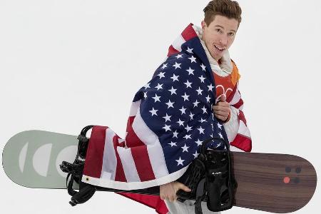Ein Snowboard-Superstar, ach was: ein Sport-Superstar ist der Veteran mit den (einstmals) roten Locken schon heute. Die fünften Winterspiele werden wohl die letzten für den 35-Jährigen, der bei den X-Games auch schon auf dem Skateboard triumphierte. Der Weg zum vierten Olympia-Gold wird aber ein schwerer, auch weil White bis vor Kurzem an einer Corona-Infektion litt.