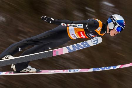 Bei der Vierschanzen-Tournee zum Jahreswechsel holte er sich mühelos zum zweiten Mal den Goldadler, wenn bei ihm alles passt, ist kaum ein Vorbeikommen an Roy, dem Schanzen-Zauberer. Olympia ist sein ganz großes Ziel, verständlich, schließlich hat seit den Gold-Flügen von Kazuyoshi Funaki 1998 im heimischen Nagano kein Japaner mehr im Zeichen der fünf Ringe gewonnen.