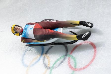 Natalie Geisenberger hat mit ihrem Triumph bei den Winterspielen 2022 ihre insgesamt fünfte Goldmedaille eingefahren. In der ewigen Rangliste der besten deutschen Olympioniken liegt die Rennrodlerin damit auf den vorderen Plätzen: Natalie Geisenberger hat mit ihrem Triumph bei den Winterspielen 2022 ihre insgesamt fünfte Goldmedaille eingefahren. In der ewigen Rangliste der besten deutschen Olympioniken liegt die Rennrodlerin damit auf den vorderen Plätzen: