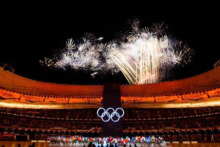 Mit einer modernen Lichtshow, einer kleinen Tanzeinlage anlässlich des chinesischen Frühlingsbeginns und einer Hommage an die bisherigen Austragungsorte wurden am Freitag die 24. Olympischen Winterspiele eröffnet. Hier sind die besten Bilder der Zeremonie aus Peking: