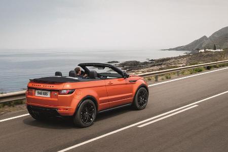 Das Cabrio hat ein klappbares Stoffdach ohne B- und C-Säule