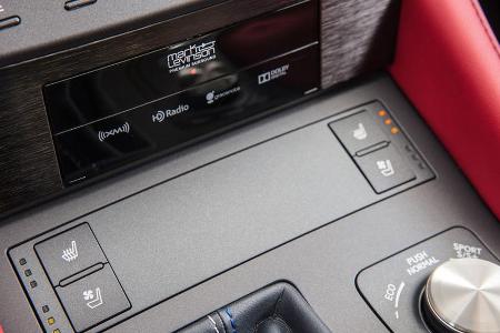 In die Mittelkonsole integrierte High-end-Anlage von Mark Levinson
