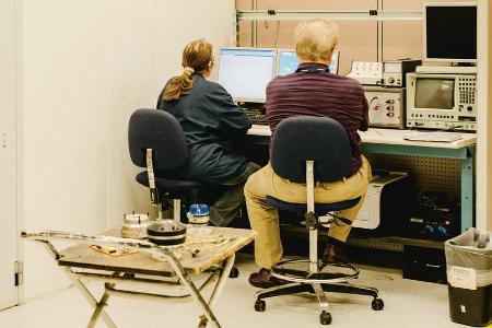 Harman-Mitarbeiter analysieren Testergebnisse zur Klangqualität