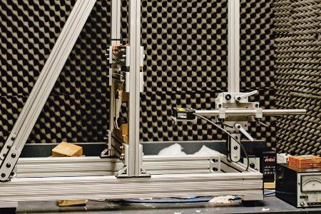 Im Labor wird die Verzerrung in Lautsprechern mit einem Laser gemessen