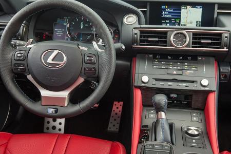 Das Cockpit des Lexus RC-F mit großen Lautsprechern in den Türen