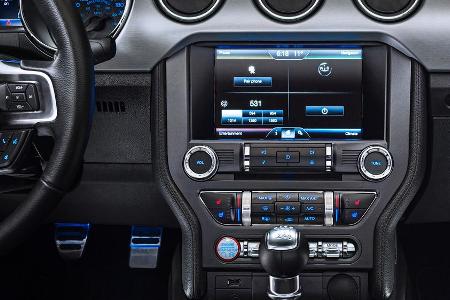 Das Cockpit besticht durch seine Kompaktheit