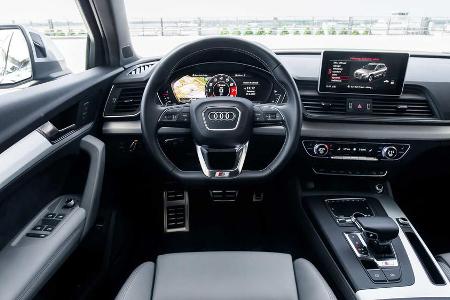Das Cockpit strahlt Sportwagen-Flair aus