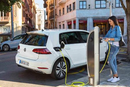 An öffentlichen Ladestationen ist die Batterie nach einer Stunde aufgeladen