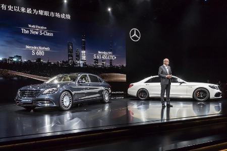 Daimler-Chef Dieter Zetsche mit Modellen der neuen S-Klasse