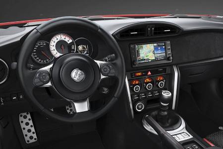 Neu gestaltetes Cockpit mit Sportlenkrad und Multi-Touchscreen