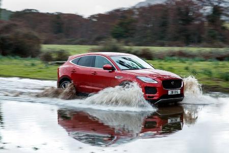 Kleine Offroad-Hindernisse nimmt der E-Pace spielend