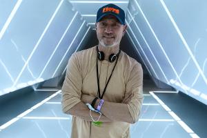 Roland Emmerich über "Moonfall": "Wirklich mein letzter Desaster-Film"