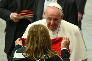 Papst erhält Ronaldo-Trikot