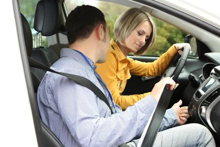 Verschiedene Organisationen bieten Spritsparkurse an, darin lernen Sie, niedrigtourig zu fahren, auch im Leerlauf schluckt d...