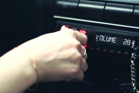 Radio an, Sitzung auch, Heckscheibenheizung erst recht - all das kostet Strom und damit Sprit. Also abschalten, wenn nicht m...