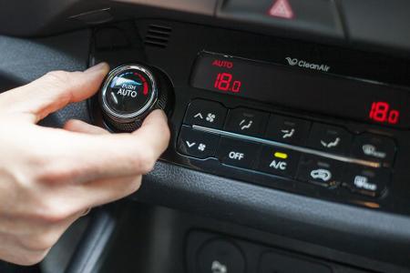 Auch Klimaanlagen schlucken indirekt Treibstoff - klug einsetzen.
