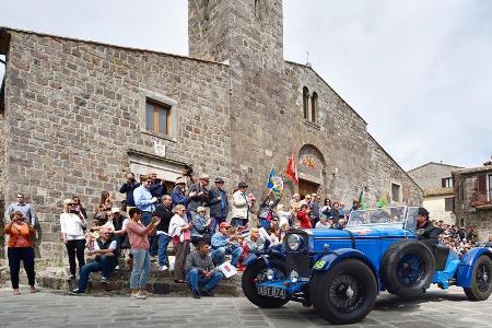 Oldtimer aller Art nehmen die Mille Miglia in Angriff. Aber nicht um Bestzeiten zu erreichen, sondern aus Spaß an der Freude...