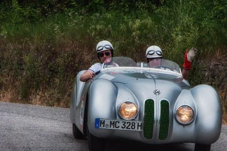 Gleichmäßigkeit statt Tempo stehen im Vordergrund. Auch für den BMW 328, der das Rennen 1940 für sich entscheiden konnte.
