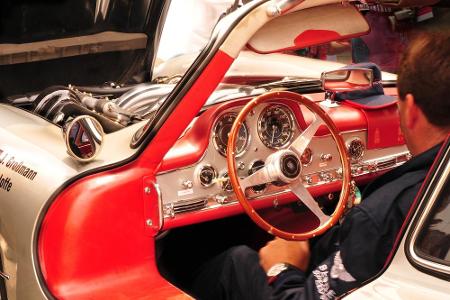 Einer der legendären Flügeltürer von Mercedes darf natürlich nicht fehlen. Allein Probe zu sitzen lässt die Herzen vieler Au...