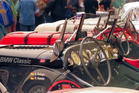 Pretiosen aneinandergereiht. Mit Lenkrädern so groß wie heute bei Lastwagen.