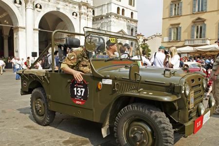 Stilecht die Besatzung in Camouflage in diesem Jeep-Nachbau von Fiat. Dieser nahm sicher nie an dem Rennen teil, doch inzwis...