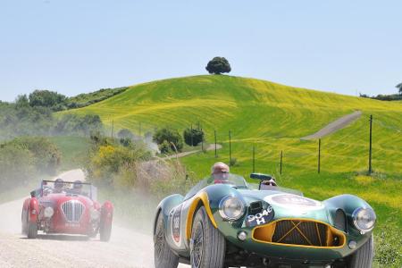 Auch die unglaublich schöne Landschaft gehört fest zur Mille Miglia. In den Anfangsjahren ging das Rennen übrigens fast nur ...