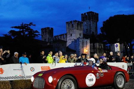 Auch nachts wird gefahren. Was ja durchaus auch seinen Reiz hat. Für die Besatzung des Ferrari 106 MM - MM steht für Mille M...