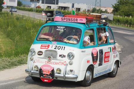 Platz ist in der kleinsten Hütte: ein Fiat 600 auf großer Fahrt durch sein Heimatland.