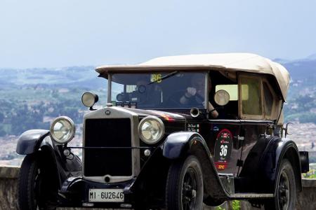 Ein Fiat 520 aus dem Jahr 1928 quält sich eine Steigung hoch. Das jedoch mit Stil.