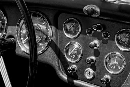 So sahen Cockpits einst aus. Hat irgendwie mehr Stil als die Plastiklandschaften der heutigen Zeit.