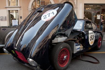 Arbeit fällt natürlich auch immer wieder an. Schrauben und Pflege der historischen Autos gehört einfach dazu, zur Mille Miglia.