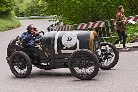 Kurvenlage ist alles. Und ein stilechtes Outfit samt Rennfahrerbrille von anno dazumal.