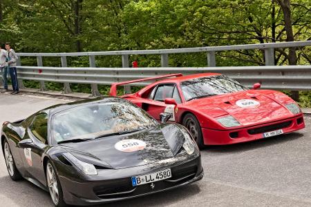 Ein Ferrari F40 und ein 458 Spider bei der Parallelfahrt.